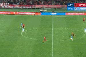 热菲尼奥单刀面对韩镕泽出击后倒地，最终边裁示意越位