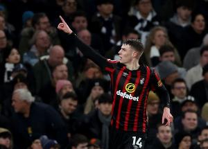 镜报：曼联关注伯恩茅斯中场斯科特，他将会面对切尔西的竞争