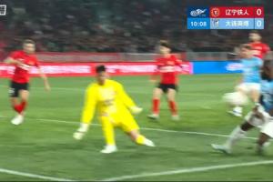 阿奇姆彭沿边路突进禁区，小角度打门被门将扑出