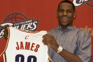 里基·戴维斯：詹姆斯生涯首次训练就隔扣了队友 展现出非凡实力