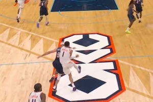 布克反击时撞倒卡鲁索被吹进攻犯规 裁判回看后没有升级