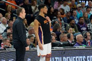 奥特谈布克吃T：裁判没给任何解释 我认为布克只是在尝试救球