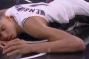 吓人！文班的下颌狠狠磕在地板上 甚至可能短暂性昏迷了