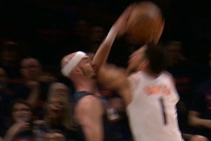 无效！布克中投得手但打到卡鲁索被吹进攻犯规 太阳挑战也失败了