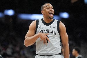 媒体人：凯尔登继承了马刺不为名利的精神 让整个团队更具凝聚力