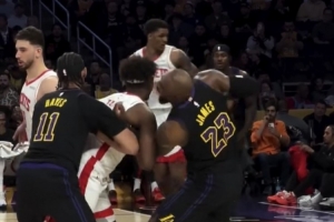 老而弥坚！詹姆斯昨日卡位时被泰特夹住手肘 随后弧顶强投三分