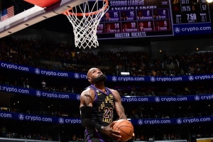 手套：詹姆斯会留在湖人 他的身体能再坚持一两年 还能统治比赛