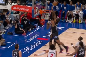 斯图尔特封盖班凯罗扣篮被吹犯规 活塞挑战成功改判好帽