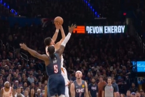 很顽强！布克连续拿分&奥尼尔三分也有 太阳7-0追到10分打回悬念