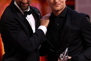 传奇同框！克罗斯晒照：从德约科维奇手中接过劳伦斯体育启发奖