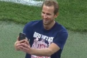 当选全场最佳！凯恩自拍晒庆祝T恤，上面印有“猜猜谁回来了？”