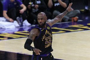 考辛斯：詹姆斯早期因带动队友被批评 但20年来他始终做同样的事