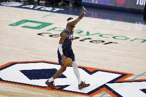 依然很强！亚历山大游刃有余 25中13&9罚9中砍37分5板9助2断！