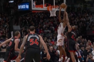 隐患！小莫布里试图扣篮被斯科蒂·巴恩斯犯规 后者第3犯