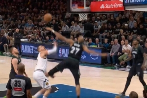 防守大闸！戈贝尔顶防约基奇 腾空而起送后者大帽