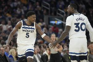 铁哥们！爱德华兹&兰德尔首节合计10中2仅拿4分 投篮数据相同