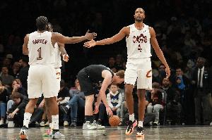 冲击篮筐！哈登突破吸引防守送妙传 莫布里强攻造成巴恩斯第2犯