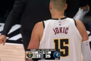 被防懵了！掘金首节仅得11分 约基奇8中1+2失误！