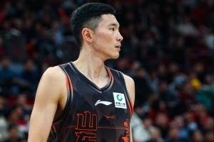 外线还得靠你！陈林坚半场7中4&三分5中3拿到11分4板