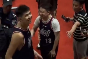 广州季后赛首轮对阵广东！球迷对徐昕高喊“X杜锋” 徐昕微笑回应