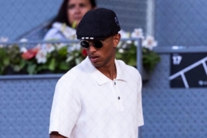 老钱风穿搭！贝林厄姆与女友现场观看马德里网球公开赛