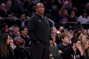 布朗：这场比赛对裁判来说很难吹 我们有几次被犯规哨子没响