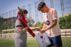 世体：佩德里与唐氏综合征女青年见面温馨会面，并互赠礼物