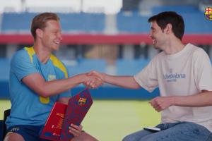 德容：我从小就是梅西的超级粉丝，能和他并肩作战非常特别