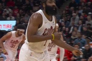 努力追赶！贾勒特·阿伦抢断 哈登追身三分缩小分差