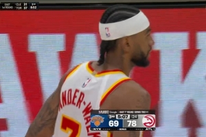 百步穿杨！亚历山大-沃克底角三分再中 帮助老鹰稳住局势