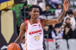 奔着三双去！深圳外援史密斯打满半场14中7砍下17分7板7助