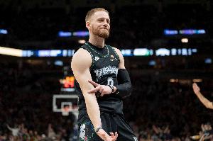 攻防俱佳！迪文岑佐半场7中4贡献10分5助3断 其中三分5中2