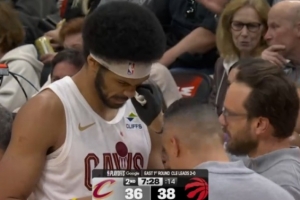 激烈！贾勒特·阿伦被英格拉姆打到鼻子后在场边止血