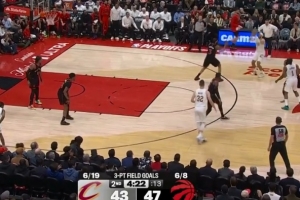 突然发力！斯特鲁斯外线开炮连中2记三分 帮助骑士紧咬比分