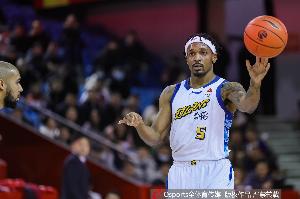 稍微发发力！小巴里·布朗16中10砍30分并送9助攻 第三节13分