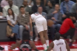 这拼劲儿！泰森抢断后飞身救球 随后内线吸引助小莫布里暴扣！