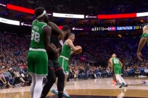 篮下必争之地！庄神卡位肘到奎塔 裁判回看追加技犯