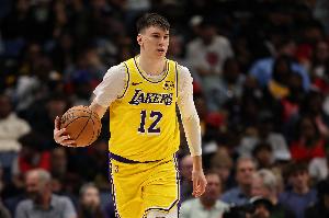 忍不了了！拉拉维亚连续两次黄油手出界 雷迪克赶紧将他换下