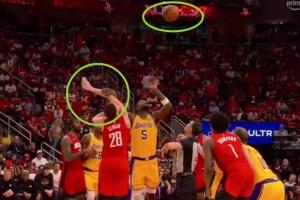 糟糕！裁判把球抛向了艾顿领域 艾顿还摁住了申京的胳膊