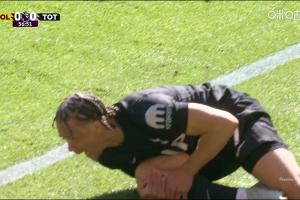 疑似重伤！西蒙斯对抗时膝盖扭伤，捂着腿倒地表情十分痛苦