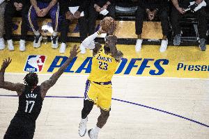 詹姆斯季后赛生涯加时赛合计14胜4负 胜率高达77.8%