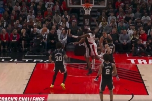 福克斯和格兰特拼抢球出界&吹马刺球权 开拓者挑战成功拿回球权