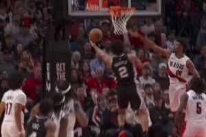 蝴蝶穿花！哈珀持球精彩转身过掉防守 随后上篮轻松打中