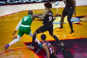 杰伦·布朗伸胳膊被吹罚进攻犯规！绿军队记：这要是SGA就不会吹