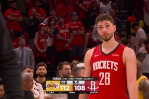 没了！申京最后9秒强投三分三不沾 落后4分没啥机会了