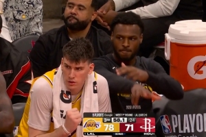 定海神针！詹姆斯外线开火三分轰进 压制火箭反扑势头