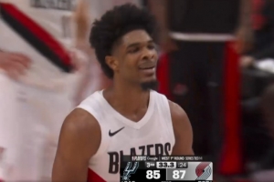 兴奋过头来个2-1！亨德森扭身上篮打破得分荒 随后怒吼被吹技犯