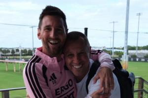 笑得真灿烂卡萨诺带儿子造访迈阿密训练基地，与梅西亲密拥抱