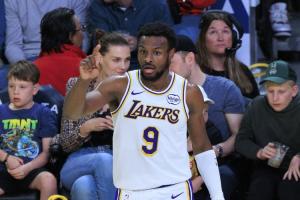 布朗尼连拿5分！美媒杀人诛心：他比打了7年的锡安先在季后赛得分