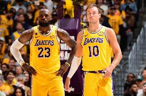 詹姆斯：最不喜欢看到球员受伤倒下 我们容错空间小&没资格自满